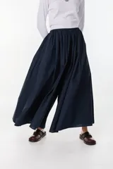 Pantalón largo color marrón, estilo wide leg, de tiro medio con cintura elástica fruncida y bolsillos laterales.