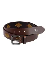 Cinturón de cuero marrón con bordado de hilo dorado con motivos geométricos y hebilla metálica plateada.