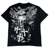 Remera negra de corte oversize con estampado frontal en blanco que presenta motivos góticos, incluyendo alas, cadenas y cruces.