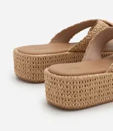 Sandalia flatform color beige con tiras cruzadas trenzadas, punta redonda y plataforma de 5 cm con efecto trenzado. Confeccionada en PU.