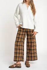 Sweater de punto en color gris melange, con diseño oversize, cuello polo y cierre frontal parcial. Presenta mangas largas y una textura acanalada suave.