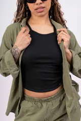 Camisa negra de lino, sin lycra, de mangas largas y corte clásico.