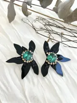 Aros colgantes con forma de flor negra, centro con strass dorados y cristal verde esmeralda.