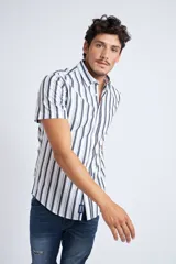 Camisa de corte slim fit con estampado de cuadros en tonos rojos, azules, blancos y negros. Presenta cuello clásico, cierre frontal abotonado y logo bordado en el pecho.