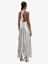 Maxivestido plateado de tejido laminado ligero, con escote halter fruncido, detalle metálico Oval D y espalda abierta con lazos.