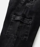 Pantalón de jean negro, estilo baggy, con bolsillos cargo laterales y efecto lavado.