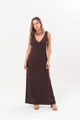 Vestido largo sin mangas, color marrón chocolate, con escote en V pronunciado y corte recto.