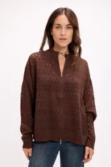 Cárdigan de tejido calado color marrón, con cierre frontal completo, cuello alto y mangas largas con puños ajustados.
