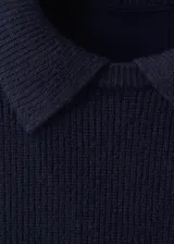 Jersey de punto canalé color azul marino, con cuello redondo y diseño de manga larga.