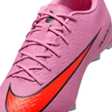 Championes de fútbol Nike Zoom Mercurial Vapor 16, color rosa vibrante con el logo Swoosh en naranja brillante y detalles en negro. Cuentan con tecnología Air Zoom en el talón y suela con tapones para césped firme (FG).