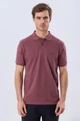 Remera polo de piqué de algodón color azul, de manga corta, con cuello camisero, cierre frontal de dos botones y pequeño logo bordado en el pecho.