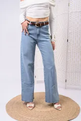 Jeans wide leg de tiro alto en color celeste claro, con corte recto y aberturas laterales en los bajos.