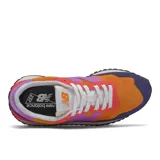 Championes New Balance 237 de dama, con capellada de nylon acanalado color naranja, superposiciones de gamuza color azul marino y violeta, logo "N" sobredimensionado en violeta, entresuela de EVA y suela de goma con diseño de espiga.