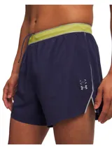Short deportivo de running Under Armour, color azul marino, con calzoncillo interior, cintura elástica con cordón, bolsillo trasero con cremallera y detalles reflectantes.