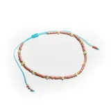 Pulsera elástica con cuentas pequeñas color rosa, detalles dorados y perlas blancas. Ajustable con cordón celeste.