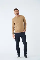 Sweater de tejido de punto con mezcla de algodón y cashmere, de calce regular, con escote redondo a la base, mangas largas y puños y dobladillo acanalados. Presenta un pequeño logo bordado en el pecho.