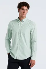 Camisa de manga larga de popelina con diseño de rayas verticales en color verde y blanco, cuello abotonado y bolsillo frontal en el pecho.