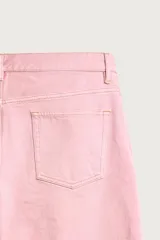 Jeans straight fit de denim de algodón color rosado, con diseño de cinco bolsillos, tiro medio y corte de pierna recta desde la cadera hasta el tobillo. Cuenta con cierre frontal de cremallera y botón metálico.