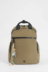 Mochila porta laptop color verde militar, confeccionada en nylon, con múltiples bolsillos con cierre, compartimento interior acolchado para laptop y un llavero decorativo con cuentas coloridas en el cierre frontal.