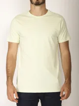 Remera básica de manga corta y cuello redondo color gris oscuro, con calce clásico y sutil bordado al tono en el borde inferior.