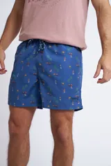 Short de baño con cintura elástica y cordón ajustable, confeccionado en tela ligera de secado rápido. Presenta un estampado botánico integral en tonos amarillos, blancos y azules, con dos bolsillos delanteros y uno posterior.