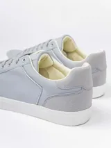 Championes urbanos de diseño minimalista en color beige, con suela de goma blanca y detalles en color marrón en el interior y borde del cuello.