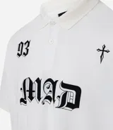 Remera de corte boxy confeccionada en algodón, con cuello polo y cierre frontal de botones. Presenta un diseño estampado en el frente con el número 93, una cruz y la palabra MAD en tipografía gótica.