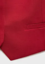 Chaleco tipo sastrero color rojo, con escote cuadrado, tirantes anchos, cierre frontal con botones y dos bolsillos de ribete delanteros.