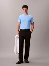 Remera de manga corta Calvin Klein confeccionada en tejido liquid stretch de algodón con elastano. Presenta cuello redondo y logo de la marca sutilmente bordado en el pecho.