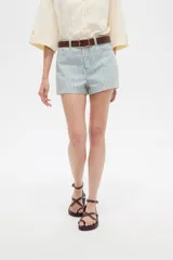 Short de jean de tiro alto con diseño de rayas verticales celestes y blancas, bolsillos laterales y vuelta en el ruedo.