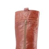 Bota de cuero marrón de caña media, con cierre lateral y taco bajo.