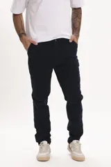 Pantalón chino color marrón claro, de corte recto y tiro medio.