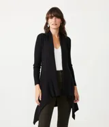 Cardigan largo de punto texturizado color ladrillo, con abertura frontal y terminación en puntas.