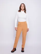 Pantalón de vestir color ocre, de corte recto, con bolsillos laterales y traseros. Se ajusta a la cintura con elástico en la parte trasera.
