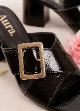 Sandalia de taco ancho color dorado, confeccionada en cuero vacuno, con diseño de tiras cruzadas y hebilla metálica decorativa.