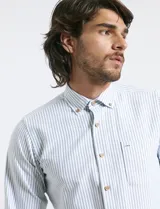 Camisa de manga larga con estampado de rayas verticales, cuello button-down, bolsillo frontal y botones de madera.