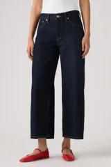 Jean de denim azul oscuro con corte wide leg y diseño cropped al tobillo, con tiro medio y costuras en contraste.