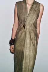 Vestido midi de Zara Woman Collection, confeccionado en mezcla de ramio con efecto tie-dye en tonos tierra. Presenta escote pico, sisa y pliegues laterales. Cierre trasero con cremallera oculta.