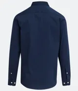 Camisa de vestir blanca de algodón con textura maquinetada, cuello camisero y mangas largas.