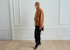 Abrigo corto de paño en color camel, con cuello alto, cierre frontal de botones y bolsillos laterales con solapa. Presenta un diseño de corte recto y estructura holgada.