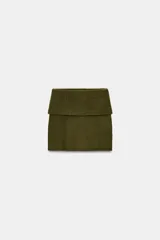 Falda pantalón de punto color verde oliva, de tiro medio con cintura elástica ancha y diseño de vuelta.