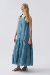 Vestido largo sin mangas color celeste, de bambula, con cuello camisero, abotonado al frente y falda con volados.