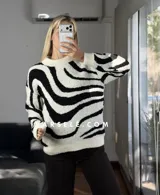 Sweater de tejido de punto con diseño de ondas en color marrón y crema, de cuello redondo y manga larga.