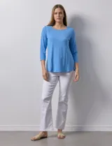 Remera blanca de modal con cuello cuadrado y aplique de aros metálicos.