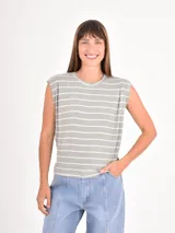 Remera sin mangas de corte holgado, con cuello redondo y diseño a rayas horizontales en tonos gris y blanco. Presenta un detalle de pliegues en los hombros.