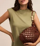 Vestido midi de Marfinno, confeccionado en tejido de viscosa y poliéster. Presenta cuello alto, diseño sin mangas con hombreras integradas y corte recto.