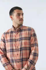 Camisa de hombre a cuadros color rosa, blanco y azul, de corte slim, manga larga, con bolsillo en el pecho y logo bordado.