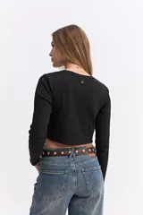 Remera de manga larga color negro, de corte crop y calce al cuerpo, confeccionada en algodón.