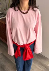 Remera oversize de manga larga y ancha, confeccionada en algodón suave y liviano con cuello redondo.