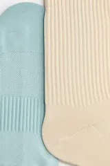 Pack de tres pares de medias deportivas de caña alta acanalada, en tonos celeste, beige y rosado. Cuentan con el texto estampado "Find your inner pace" en la parte superior y diseño técnico con refuerzos y ventilación.